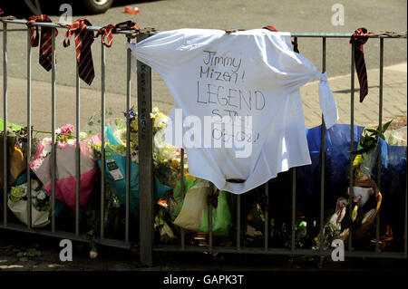 Una t-shirt e i legami scolastici della St Thomas More School di Eltham, a sud-est di Londra, sono collocati sulle ringhiere vicino a dove Jimmy Mizen, 16 anni, è stato assassinato in un attacco inprovocato il sabato. Foto Stock