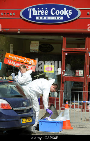 Un ufficiale forense della polizia si prepara ad entrare nella panetteria Three Cooks, in Burnt Ash Road, Lee, a sud-est di Londra, dove Jimmy Mizen, 16 anni, è stato assassinato in un attacco inprovocato il sabato. Foto Stock