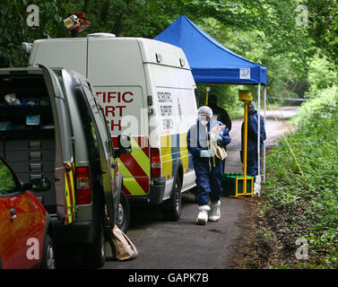 Ufficiali di polizia forense sulla scena a Little Horsted, Sussex, dove è stato scoperto il corpo di una donna. Foto Stock