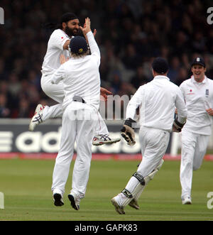 Cricket - First npower Test Match - Day One - Inghilterra / Nuova Zelanda - Lord's. Monty Panesar, in Inghilterra, celebra il lancio del brendon McCullum in Nuova Zelanda per 97 corse Foto Stock