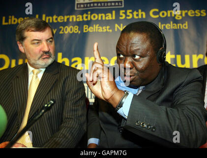 Morgan Tsvangirai, leader dell'opposizione dello Zimbabwe, ha parlato al Congresso Internazionale Liberale di Belfast, con Lord Alderdice, Presidente Liberal International. Foto Stock