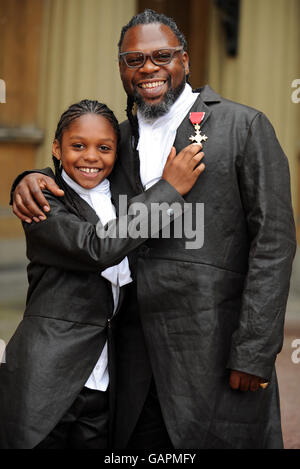 Il musicista Jazzie B , vero nome Trevor Romeo, con il figlio Mahlon, 12 anni, dopo aver raccolto la sua OBE dal Principe di Galles durante una cerimonia di investitura a Buckingham Palace, Londra. Foto Stock