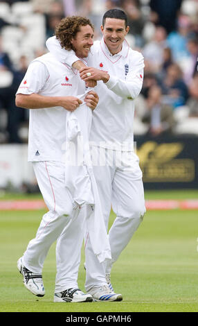 Kevin Pietersen, in Inghilterra, congrats Ryan Sidebottom dopo aver dimorato il capitano neozelandese Daniel Vettori durante il primo test match di npower a Lord's, Londra. Foto Stock