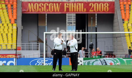 Il direttore del Manchester United Alex Ferguson con l'assistente Carlos Queiroz (a sinistra) durante una sessione di allenamento allo stadio Luzhniki di Mosca, Russia. Foto Stock