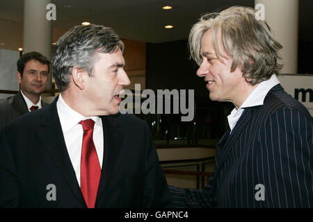 Gordon Brown (a sinistra) incontra Sir Bob Geldof quando arriva per partecipare alla conferenza NESTA (National Endowment for Sciences, Technology and the Arts) "The Innovation Edge" presso la Royal Festival Hall di Londra. Foto Stock