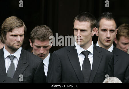 Il capitano celtico Stephen McManus (seconda a destra) fuori dalla chiesa di St Mary, Glasgow, seguendo i funerali della leggenda celtica Tommy Burns. Foto Stock