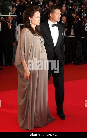 Incinta Angelina Jolie e Brad Pitt arrivano per la proiezione di 'Changeling' durante il 61esimo Festival di Cannes, Francia. Foto Stock