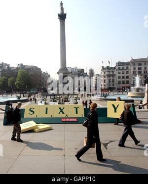 Jacey Bunker costruisce un rack per piastrelle Scrabble largo sette metri con piastrelle Scrabble alte un metro per celebrare il 60° anniversario del gioco di parole a Trafalgar Square, Londra Foto Stock