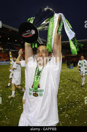 Il Celtic Scott McDonald alza il trofeo dopo aver vinto la Clydesdale Bank Scottish Premier League dopo la partita al Tannadice Park di Dundee. Foto Stock