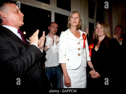 Il candidato al lavoro Tamsin Dunwoody arriva alla Civic Hall di Nantwich, Cheshire, dove verranno annunciati i risultati delle elezioni di Crewe e Nantwich. Foto Stock