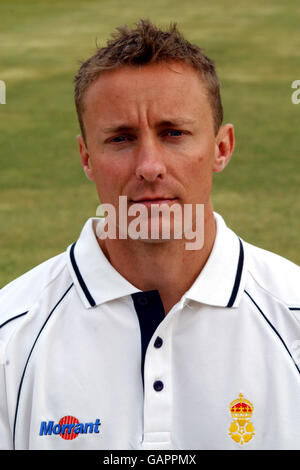Cricket - Derbyshire fotocellula CCC. Dominic Hewson del Derbyshire Foto Stock