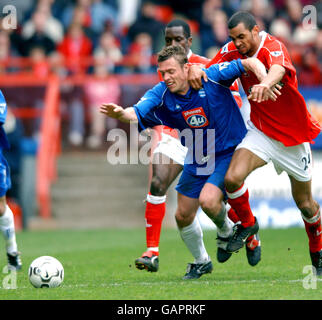 Geoff Horsfield della città di Birmingham affronta la palla con Charlton Jonathan Fortune (r) e Chris Powell di Athletic Foto Stock