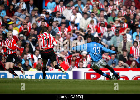 Calcio - fa Barclaycard Premiership - Manchester City / Sunderland. Marc Vivien Foe di Manchester City segna il primo gol contro Sunderland Foto Stock