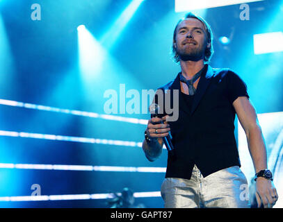 Ronan Keating of Boyzone si esibisce dal vivo in concerto presso l'Odyssey Arena Belfast. Foto Stock