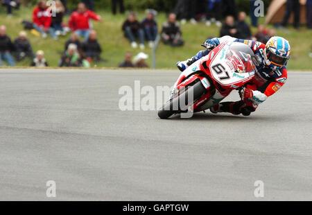 Shane Byrne sulla sua Airwaves Ducati continua a vincere durante la Bennetts British Superbikes Race One a Donington Park, Castle Donington. Foto Stock