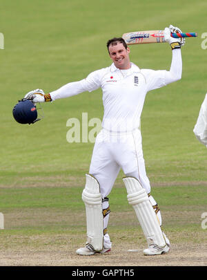 Andrew Strauss in Inghilterra festeggia il suo 100 durante il secondo test match di Npower all'Old Trafford Cricket Ground, Manchester. Foto Stock