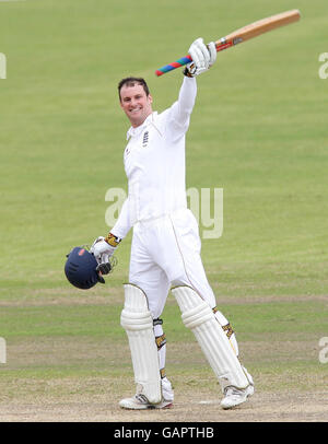 Cricket - seconda prova di npower Match - Day Four - Inghilterra / Nuova Zelanda - Old Trafford Cricket Ground. Andrew Strauss, in Inghilterra, celebra il suo 100 durante il secondo test match presso l'Old Trafford Cricket Ground di Manchester. Foto Stock