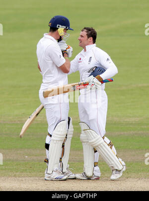 Andrew Strauss in Inghilterra celebra il suo 100 con Kevin Pietersen durante il secondo test match di Npower all'Old Trafford Cricket Ground, Manchester. Foto Stock