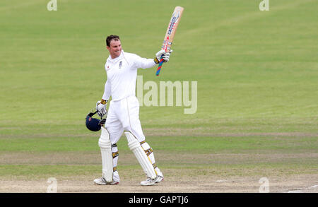 Cricket - seconda prova di npower Match - Day Four - Inghilterra / Nuova Zelanda - Old Trafford Cricket Ground. Andrew Strauss, in Inghilterra, celebra il suo 100 durante il secondo test match presso l'Old Trafford Cricket Ground di Manchester. Foto Stock