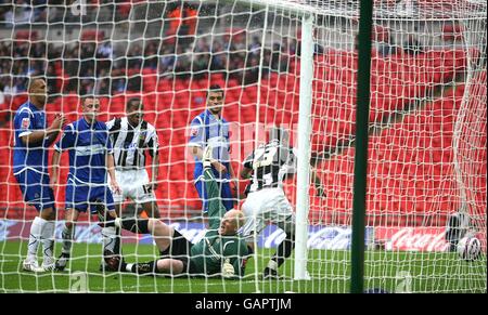 Calcio - Coca-Cola Football League Two - Gioca fuori - finale - Stockport County / Rochdale - Stadio di Wembley. Rory McArdle di Rochdale (numero 23) segna l'obiettivo di apertura del gioco Foto Stock