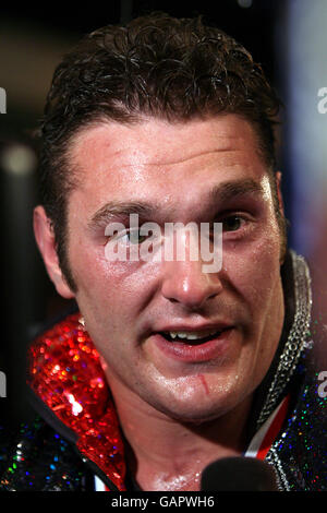 Tyson Fury dà un'intervista dopo la sua vittoria su Damien Campbell. Foto Stock