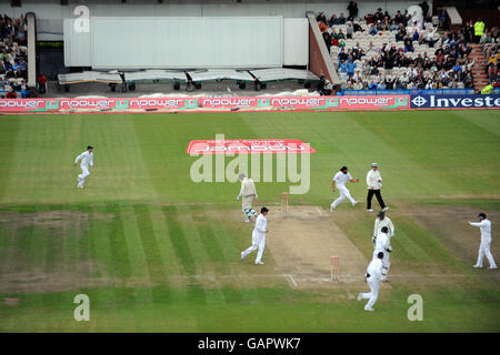 Cricket - seconda prova di npower Match - Day Three - Inghilterra / Nuova Zelanda - Old Trafford. Monty Panesar, in Inghilterra, celebra la presa di un cazzo Foto Stock