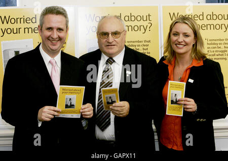 (Da sinistra a destra) Ministro della Sanità Ivan Lewis, Keith Turner, un malato di demenza e attrice EastEnders Laurie Brett al lancio della Società di Alzheimer 'preoccupato per la vostra memoria?' Campagna a One Birdcage Walk, Westminster, Londra. Foto Stock