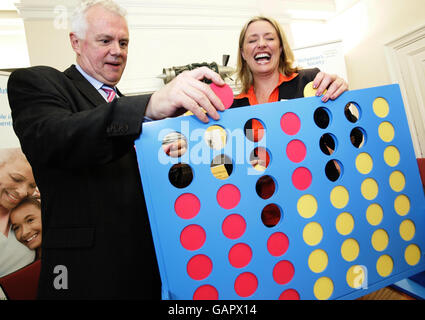 Neil Hunt (a sinistra), Chief Executive della Alzheimer's Society, gioca un gioco in stile Connect Four con l'attrice di EastEnders Laurie Brett al lancio di "preoccupato per la tua memoria?" della Alzheimer Society Campagna a One Birdcage Walk, Westminster, Londra. Foto Stock