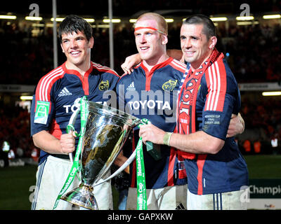 (Da sinistra a destra) Donnacha o'Callaghan di Munster, Paul o'Connell e Alan Quinlan festeggiano con la Heineken Cup Foto Stock