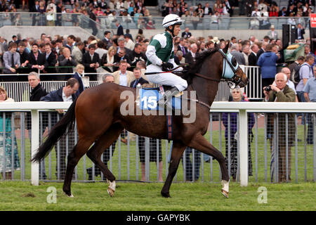 Atlantic Story guidato dal jockey Kerrin McEvoy compete in Emirates Airline Yorkshire Cup all'ippodromo di York Foto Stock