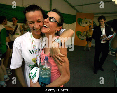 Dublino Barrister Annet Kealy (a destra) celebra con il secondo posto Pauline Curley dopo aver vinto la Flora Womens 10 km Mini Marathon a Dublino, Irlanda. Foto Stock