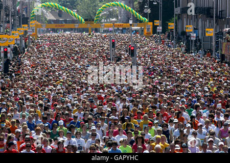 Oltre 40,000 corridori attraversano la linea di partenza della Mini Maratona Flora Women di 10 chilometri a Dublino, Irlanda. Foto Stock