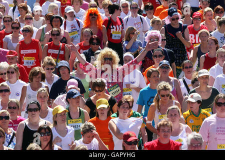 Atletica - Flora Womens 10 km Mini Marathon - Dublino. Oltre 40,000 corridori attraversano la linea di partenza della Flora Womens 10 km Mini Marathon a Dublino, Irlanda. Foto Stock