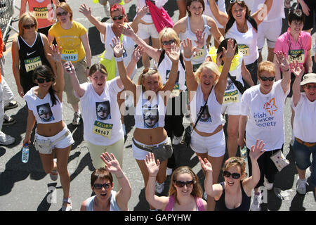 I runner iniziano la mini maratona Flora Womens da 10 chilometri a Dublino, Irlanda. Foto Stock