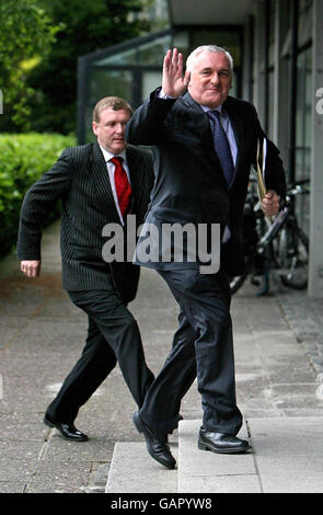 L'ex Taoiseach Bertie Ahern (a destra) arriva al Mahon Tribunal di Dublino. Foto Stock