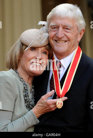 Sir Michael Parkinson accompagnato da sua moglie Lady Mary Parkinson dopo aver ricevuto la sua Knighthood dalla Regina Elisabetta II a Buckingham Palace, Londra. Foto Stock