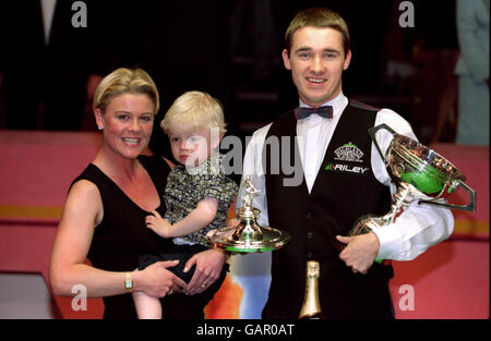 Stephen Hendry celebra la vittoria del Campionato del mondo contro Mark Williams Con la moglie Mandy e il figlio Blaine Foto Stock