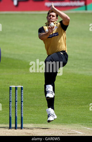 Il bowling Tim Brennan dello Yorkshire durante la partita finale del Friends Provident Trophy Quarter al County Ground di Bristol. Foto Stock