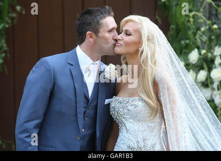 Repubblica d'Irlanda e Tottenham Hotspur il giocatore Robbie Keane sposa la sua innamorata, il top modello irlandese Caludine Palmer in un matrimonio celebrato a St. Alphonsus e Columba Church a Ballybrack, Dublino. Foto Stock