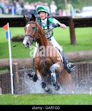 Mary King Riding Kings Temptress attraversa l'acqua durante il corso di sci di fondo al Bramham International Horse Trials, Bramham, Leeds. Foto Stock