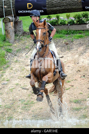 Andrew Nicholson Riding Armada attraversa l'acqua durante il corso di sci di fondo al Bramham International Horse Trials, Bramham, Leeds. Foto Stock