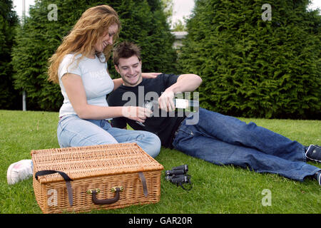 Corse ippiche - Ippodromo di Kempton Park. Una coppia può fare un picnic all'ippodromo di Kempton Park Foto Stock