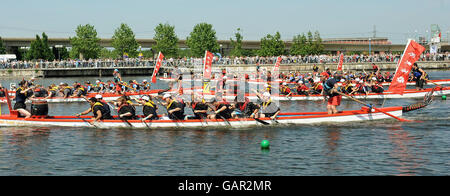 Barche di drago cinesi in competizione durante l'annuale London Dragon Boat Festival al Royal Albert Docks nella zona est di Londra. Foto Stock