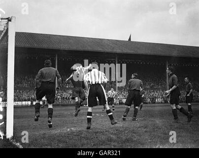 Wolverhampton, Bill Morris (r) di Wanderers, guarda come il suo portiere Alex Scott (secondo l) cerca di punch chiaro Foto Stock