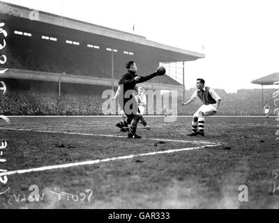 (L-R) il portiere di Wolverhampton Wanderers Alex Scott afferra la palla come Il Reg Lewis dell'Arsenal minaccia Foto Stock