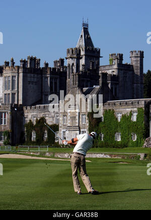 Padraig Harrington, in Irlanda, suona il 15° durante l'Irish Open First Round presso l'Adare Manor Hotel & Golf Resort, Adare, Co Limerick, Irlanda. Foto Stock