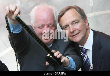 Il regista Jim Sheridan (a sinistra) e il ministro irlandese delle arti Martin Cullen al lancio del primo canale cinematografico digitale irlandese all'Irish Film Institute di Dublino. Foto Stock