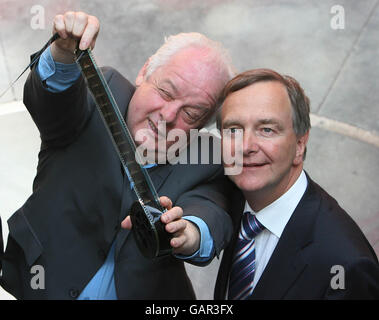 Il regista Jim Sheridan (a sinistra) e il ministro irlandese delle arti Martin Cullen al lancio del primo canale cinematografico digitale irlandese all'Irish Film Institute di Dublino. Foto Stock