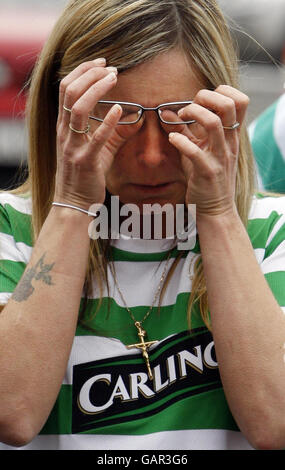 I fan lasciano tributi per Tommy Burns al Celtic Park di Glasgow. Foto Stock