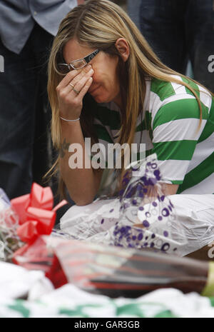 I fan lasciano tributi per Tommy Burns al Celtic Park di Glasgow. Foto Stock